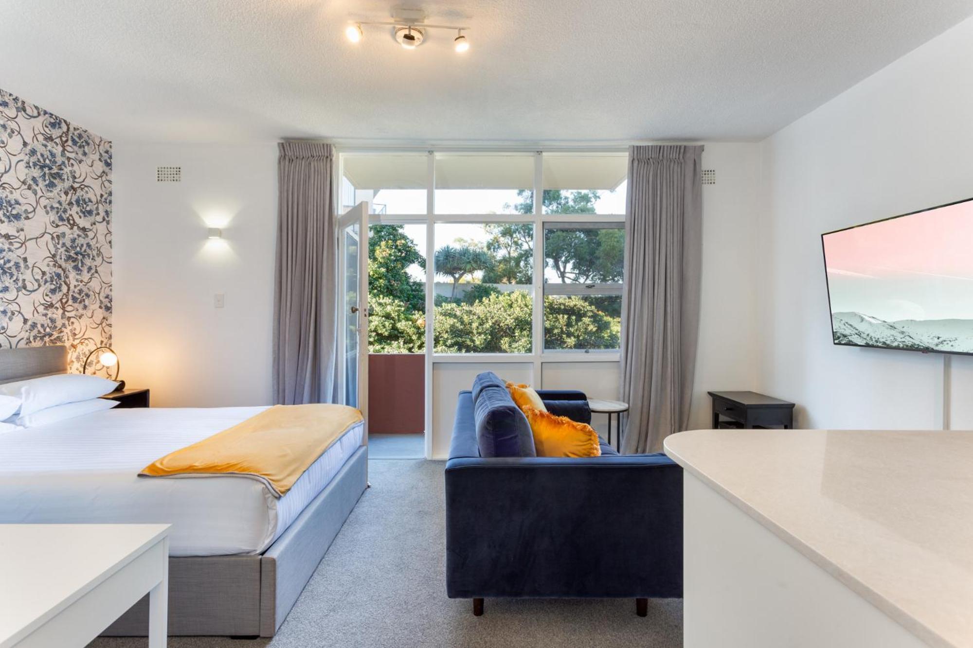 Comfy Balcony Near Parks Shopping & Dining Apartment